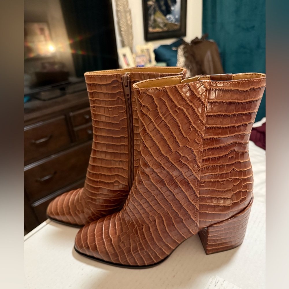 Vionic Tan Crocodile-Patterned Ankle Boots